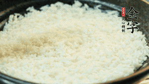 浸泡后的大米加入2湯匙生抽、1湯匙老抽調(diào)味。