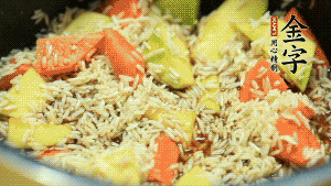 加入切好的胡蘿卜塊和南瓜塊、鹵牛肉塊攪拌均勻。放入電飯煲，按“煮飯模式”。