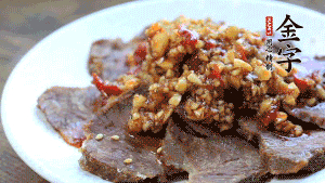 最后把醬汁淋到牛肉上即可，撒上芝麻、香菜。也可以把牛肉和醬汁攪拌均勻，讓牛肉與醬汁更加入味。