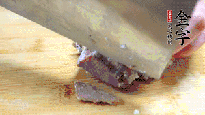 金字鹵牛肉打開包裝，把牛肉切成片狀。（眼見為實，用一整塊牛肉鹵制的鹵牛肉哦，牛肉的香氣感覺撲鼻而來有木有?。。。?>
					</div>
					<span>步驟 6/7</span>
					<p>金字鹵牛肉打開包裝，把牛肉切成片狀。（眼見為實，用一整塊牛肉鹵制的鹵牛肉哦，牛肉的香氣感覺撲鼻而來有木有?。。。?/p>
				</li><li>
					<div   id=