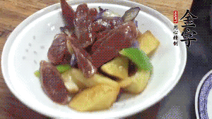 加少量生抽、鹽、糖、雞精調(diào)味，炒熟出鍋即可。