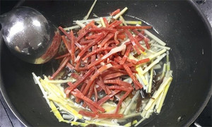 火腿絲、筍絲、黑木耳絲汆水后，瀝干。