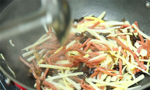 起油鍋，蒜茸煸香，倒入所有食材，加料酒翻炒至熟即可。