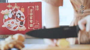 將處理好的老鴨放入冷水鍋中，丟入姜片，冷水煮沸去腥。