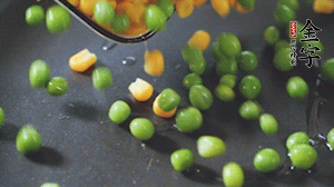 鍋7成熱時，下豌豆、玉米翻炒，再依次放醬肉、洋蔥碎、木耳碎。