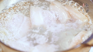 五花肉切塊，加姜片焯水備用。