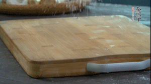 【面皮】3.案板撒點糯米粉，將面團搓成均勻的小團子。