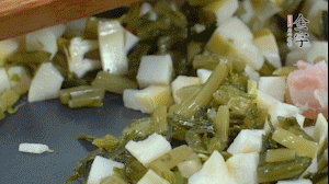 【餡料】2.鍋中油8成熱時，依次放入春筍、雪菜、淡咸肉，翻炒出香味。