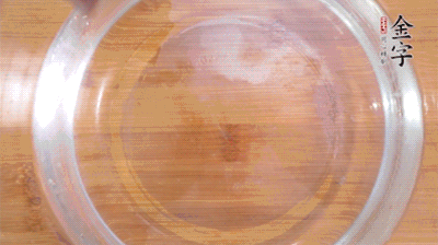 金字火腿切小片，浸泡5分鐘。