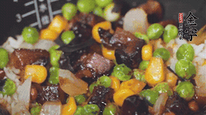 出鍋前加蠔油、生抽調(diào)味，撒點熟白芝麻即可。