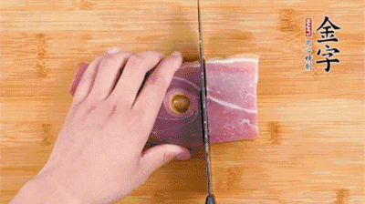 金字火腿切片，老豆腐切成塊，海鮮菇洗凈。