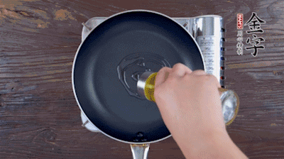 魚頭對開，洗凈瀝干。鍋中加油，把魚頭兩面煎至金黃色，期間加蔥姜，每面約需時2-3分鐘。