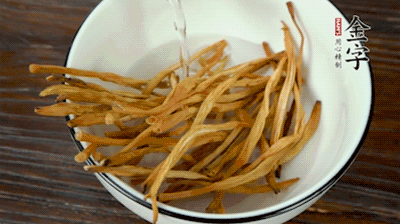 黃花菜、香菇提前泡發(fā)。黃花菜去掉硬頭，香菇切片。