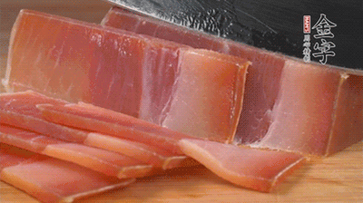 金字火腿切片，溫水浸泡5分鐘。