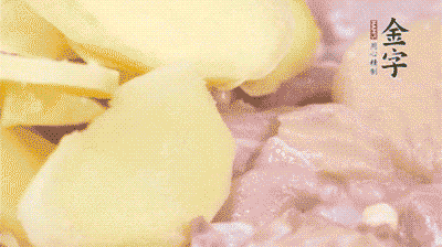 雞肉剁塊，用料酒、蔥、姜、鹽、糖拌均腌制20分鐘。