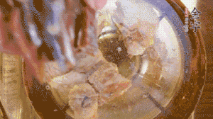 鍋中依次放姜片、排骨、火腿，加料酒、清水煮開轉(zhuǎn)小火煮30分鐘。