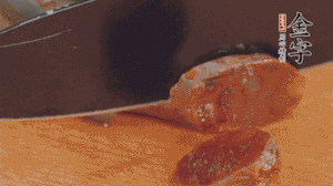 麻辣香腸蒸熟后，切片待用。