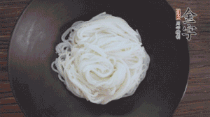 依次放入黃瓜絲、花生米、燙熟的豆芽、麻辣香腸、香菜、擺盤即可。