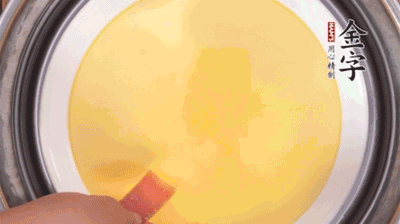 將火腿片均勻鋪上，繼續(xù)蒸6分鐘。