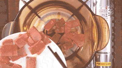 砂鍋中依次放火腿片、豆腐，大火燉開轉(zhuǎn)中小火。