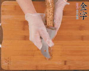 山藥去皮切滾刀塊，熱水汆燙30秒，撈出冷水浸泡。