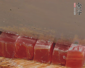 金字火腿切丁，春筍剝殼切丁，豌豆剝粒。