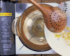 春筍丁焯水，1分鐘后加火腿丁一同汆燙1分鐘。