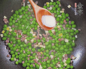 加水、料酒、鹽燒2分鐘即可。