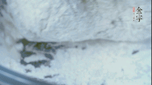 【面皮】2.將糯米粉和粳米粉混合，加煮好的艾草和適量清水，揉搓成面團。