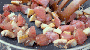 【餡料】4.鍋中油8成熱時，依次放入菌菇丁、香腸丁，適當放點糖調味，炒熟。