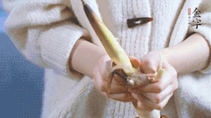 春筍切滾刀塊，加少許鹽，焯水備用。