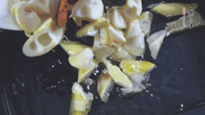 將淡咸肉、春筍、五花肉一起放入鍋中。