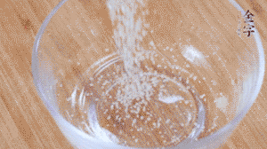 制作醬汁：1湯匙蠔油、1湯匙涼開水、2湯匙生抽、1/2湯匙白砂糖、少許辣椒圈。