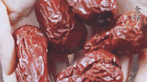 紅棗洗凈，對半剪開。