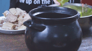 另起砂鍋，依次放入蘿卜、羊肉、火腿蹄片，加料酒、清水沒過食材。