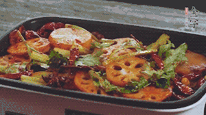 加入金字麻辣香腸，翻炒5分鐘左右。再加入之前準(zhǔn)備好的蔬菜，翻炒均勻，最后放入蝦。