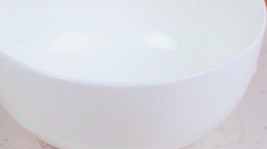 香腸切片，南瓜洗凈去皮切小塊，洋蔥切絲，米淘洗干凈備用。