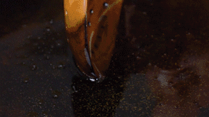 茄子切成長(zhǎng)條，拍上生粉入油鍋炸制。