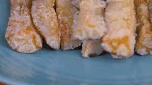 炸制油溫在7成左右，茄子炸至金黃色即可撈出。