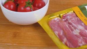 洋蔥、土豆切丁塊，火腿切小片，小番茄對(duì)半切開。