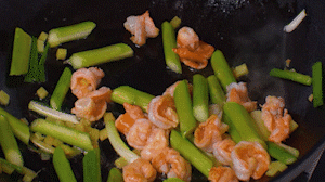 加入煎好的蝦仁，XO醬，以適量鹽、糖進(jìn)行調(diào)味翻炒。