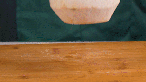 椰子切開頂部，把椰子水倒出，再把椰肉切片。