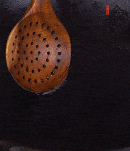 鍋中多倒些花生油，油溫達80度時，下芋頭丁炸 40 秒，直到表皮金黃，撈出待用。