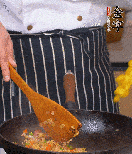 加咖喱塊、少許鹽、白糖調(diào)味，炒至咖喱塊融化后，倒米飯，翻炒至每粒米飯都包裹上咖喱，再放黃椒、青椒粒，出鍋前加菠蘿粒和小蔥翻拌均勻。