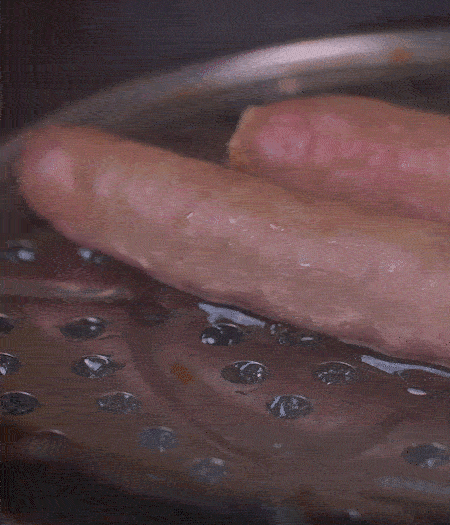 金字10°鮮低溫香腸蒸10分鐘后，切片。