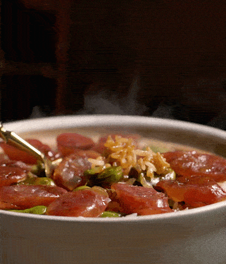 用生抽、白糖、蠔油、芝麻油調個汁，淋汁、攪拌、開吃。