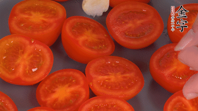 洗凈晾干的小番茄，對(duì)半切開(kāi)，加切塊的大蒜、迷迭香、黑胡椒、橄欖油190度烤40分鐘、200度烤20分鐘。