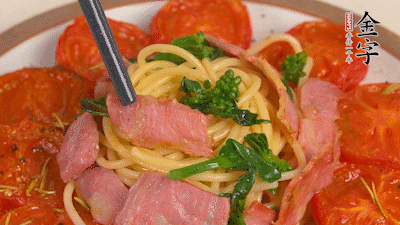 加菜花翻炒1分鐘后加意面，翻炒1分鐘后用少許鹽、黑胡椒調(diào)味即可。