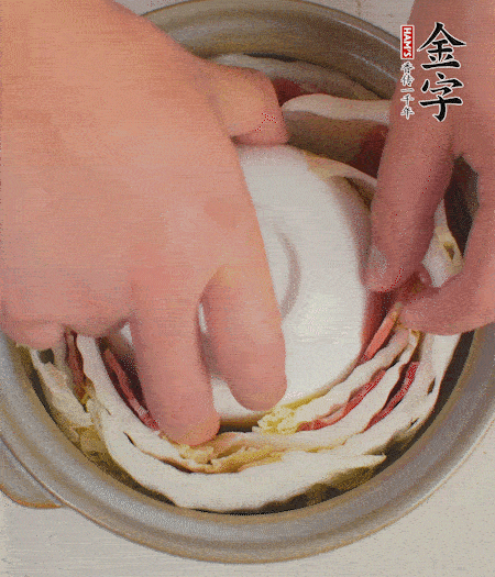 寬度剛好是鍋的高度。扣一個(gè)小碗更有助于幫助造型。