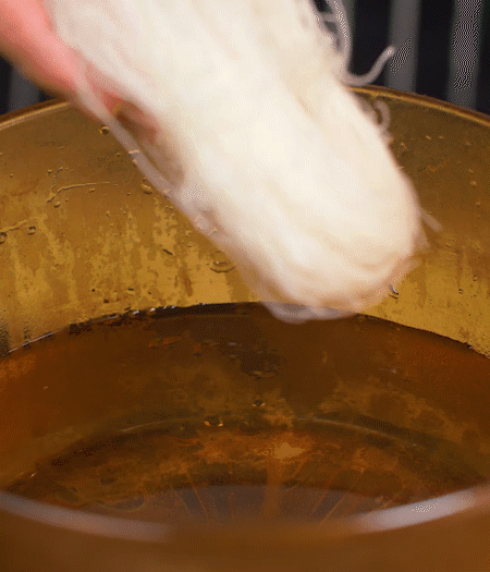 粉絲熱水泡軟。蒜、姜切碎末，小蔥切蔥花、小米椒切圈。金字火腿切薄片。